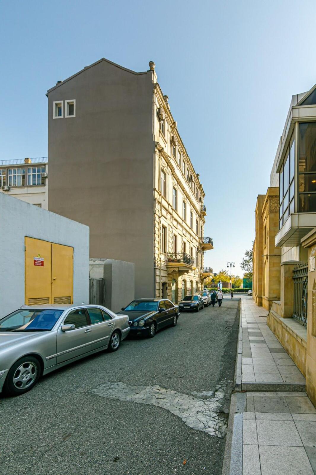 Azneft Square Deluxe * Baku