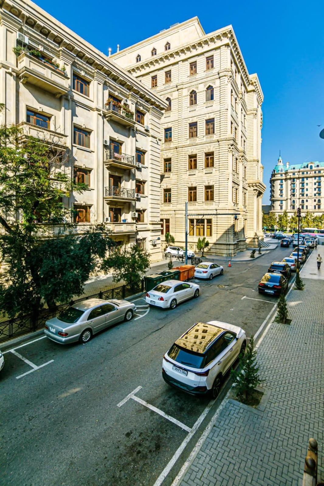 Azneft Square Deluxe * Baku