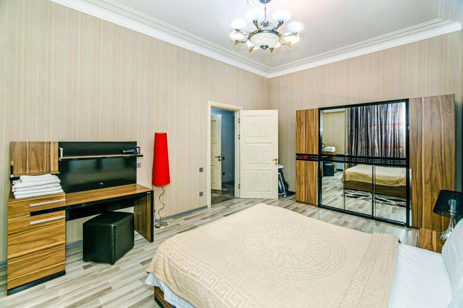 Azneft Square Deluxe * Baku